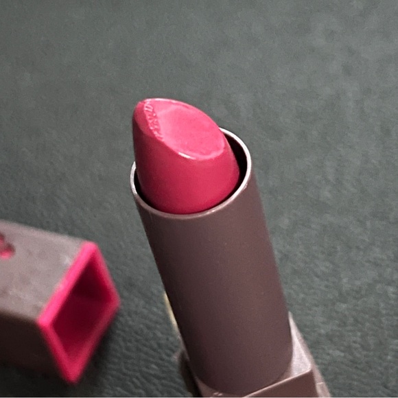 NWT Burt’s Bees Satin Lipsticks Natural Vibrant Color Shade Long Lasting Wear - Picture 7 of 8